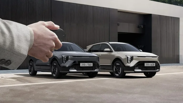 Smart key operating the new Kia Niro from outside the vehicle